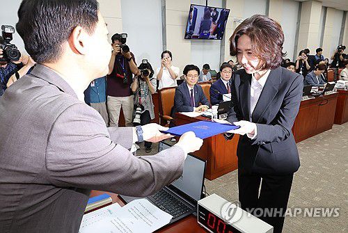 선서문 제출하는 이진숙 후보자(서울=연합뉴스) 김주형 기자 = 이진숙 사회부총리 겸 교육부 장관 후보자가 16일 서울 여의도 국회 교육위원회에서 열린 인사청문회에서 김영호 위원장에게 선서문을 제출하고 있다. 2025.7.16 kjhpress@yna.co.kr