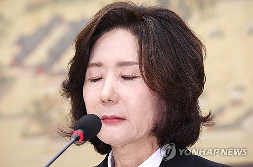 눈감은 이진숙 후보자(서울=연합뉴스) 김주형 기자 = 이진숙 사회부총리 겸 교육부 장관 후보자가 16일 서울 여의도 국회 교육위원회에서 열린 인사청문회에서 자녀 조기 유학 관련 질의에 답한 뒤 눈감고 있다. 2025.7.16 kjhpress@yna.co.kr