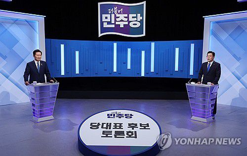 민주당, 당대표후보자 TV토론회(서울=연합뉴스) 더불어민주당 정청래(왼쪽)·박찬대 당대표 후보가 16일 서울 양천구 목동 SBS에서 TV토론회를 준비하고 있다. 2025.7.16 [국회사진기자단] photo@yna.co.kr