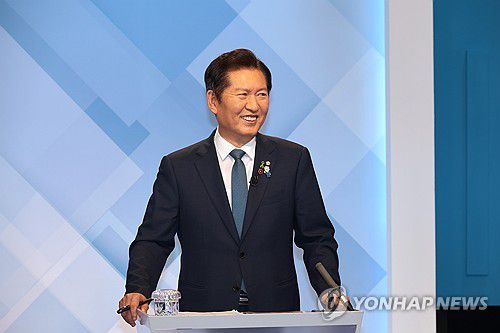 웃고 있는 정청래 후보(서울=연합뉴스) 더불어민주당 정청래 당대표 후보가 16일 서울 목동 SBS 스튜디오에서 열린 더불어민주당 당대표 후보 토론회에서 박찬대 후보를 웃으며 바라보고 있다. 2025.7.16 [국회사진기자단] photo@yna.co.kr