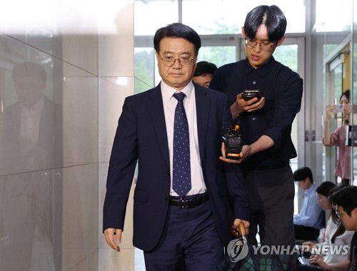 해병특검 출석하는 최주원 전 경북경찰청장(서울=연합뉴스) 서명곤 기자 = 채상병 사망 사건 당시 경북경찰청장이었던 최주원 경찰청 미래치안정책국장이 16일 서울 서초구 순직해병특검 사무실에 피의자 신분으로 출석하고 있다. 2025.7.16 seephoto@yna.co.kr