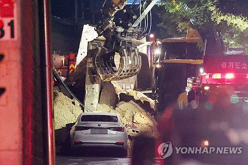 오산 가장교차로 고가도로 옹벽 붕괴…차량 2대 매몰(오산=연합뉴스) 권준우 기자 = 16일 오후 경기 오산시 가장동 가장교차로 고가도로의 10ｍ 높이 옹벽이 도로로 무너지며 고가도로 아래 도로를 지나가던 차량을 덮치는 사고가 났다.  사진은 사고 현장에서 흙더미를 파내는 굴착기의 모습. 2025.7.16 stop@yna.co.kr