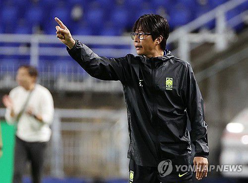 작전 지시하는 신상우 감독(수원=연합뉴스) 홍기원 기자 = 16일 수원월드컵경기장에서 열린 2025 동아시아축구연맹(EAFF) E-1 챔피언십(동아시안컵) 여자부 대한민국 대 대만 경기. 신상우 여자 축구 대표팀 감독이 작전지시를 하고 있다. 2025.7.16 xanadu@yna.co.kr