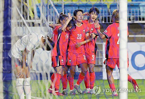 장슬기, 쐐기골(수원=연합뉴스) 홍기원 기자 = 16일 수원월드컵경기장에서 열린 2025 동아시아축구연맹(EAFF) E-1 챔피언십(동아시안컵) 여자부 대한민국 대 대만 경기. 한국 장슬기가 쐐기골을 넣은 후 동료들과 함께 기뻐하고 있다. 2025.7.16 xanadu@yna.co.kr