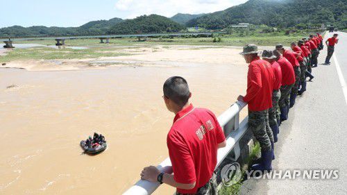 실종 해병대 장병 수색    (예천=연합뉴스) 김동민 기자 = 해병대원과 소방당국이 2023년 7월 19일 오전 경북 예천군 일대에서 수색 중 급류에 휩쓸려 실종된 해병대 장병을 찾고 있다. 2023.7.19     image@yna.co.kr