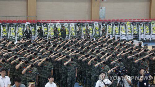 故 채수근 상병 보국훈장…경례하는 해병    (포항=연합뉴스) 박세진 기자 = 2023년 7월 21일 오후 고 채수근 상병 분향소가 마련된 포항 해병대 1사단 내 김대식관에서 열린 보국훈장 광복장 서훈식에서 해병대원들이 경례로 예를 표하고 있다. 2023.7.21     psjpsj@yna.co.kr