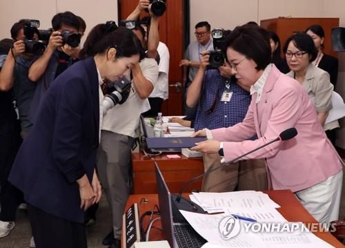 인사하는 강선우 여가부 장관 후보자    (서울=연합뉴스) 김주성 기자 = 강선우 여성가족부 장관 후보자가 14일 국회 여성가족위원회에서 열린 인사청문회에서 선서한 뒤 국민의힘 소속 이인선 위원장에게 선서문을 전달한 뒤 인사하고 있다. 2025.7.14     utzza@yna.co.kr