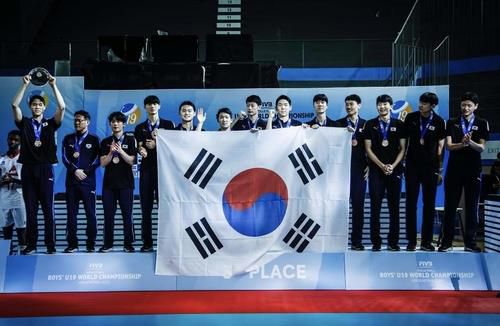 U-19 세계선수권 동메달을 차지한 남자 청소년 배구 대표팀 선수들[윤경 인스타그램 캡처. 재판매 및 DB 금지]