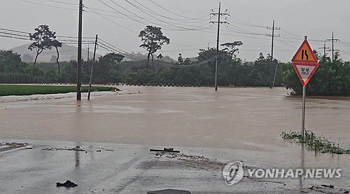 폭우에 범람한 서산 청지천    (서산=연합뉴스) 호우경보가 발효된 충남 서산시 석림동 청지천이 범람해 도로와 인근 논밭이 물에 잠겨 있다. 2025.7.17 [독자 제공. 재판매 및 DB 금지]