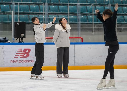 피겨 아카데미에서 선수들을 지도하는 김연아[2018평창기념재단 제공. 재판매 및 DB 금지]