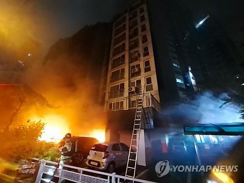 불길 치솟는 광명 아파트(광명=연합뉴스) 17일 오후 경기 광명시 소하동 한 아파트 주차장에서 불이 나 3명이 심정지 상태로 병원에 옮겨졌다. 사진은 불이 난 아파트. 2025.7.17 [경기도소방재난본부 제공. 재판매 및 DB 금지]