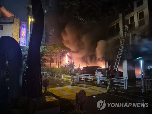 광명 아파트 화재로 3명 심정지(광명=연합뉴스) 17일 오후 경기 광명시 소하동 한 아파트 1층 필로티 주차장에서 불이 나 3명이 심정지 상태로 병원에 옮겨졌다. 사진은 불이 난 아파트. 2025.7.17 [독자 조기윤씨 제공. 재판매 및 DB 금지]