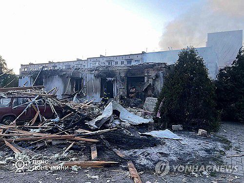 16일(현지시간) 러시아 공습으로 부서진 도네츠크 도브로필리아 건물[AFP 연합뉴스 재판매 및 DB 금지]