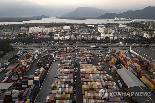15일(현지시간) 브라질 산투스 항구 컨테이너들[산투스 EPA=연합뉴스. 재판매 및 DB 금지]