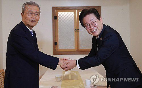 악수하는 이재명 대표와 김종인 전 위원장(서울=연합뉴스) 더불어민주당 이재명 대표(오른쪽)와 김종인 전 국민의힘 비상대책위원장이 12일 서울 종로구 광화문의 한 식당에서 회동, 악수하고 있다. 2024.9.12 [국회사진기자단] photo@yna.co.kr