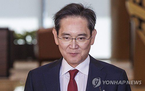 이재용 삼성전자 회장 중국에서 귀국(서울=연합뉴스) 황광모 기자 = 중국을 방문했던 이재용 삼성전자 회장이 28일 오후 서울 강서구 김포공항을 통해 귀국하고 있다. 2025.3.28 hkmpooh@yna.co.kr