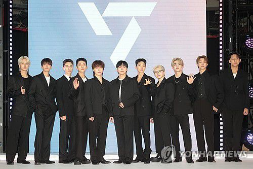 에어비앤비 행사 참석한 세븐틴(서울=연합뉴스) 류효림 기자 = 그룹 세븐틴이 4일 서울 용산구 리플레이스 한남에서 열린 세븐틴 에어비앤비 익스피리언스 기념 포토세션에서 포즈를 취하고 있다. 2025.6.4 ryousanta@yna.co.kr