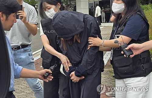 시험기간 학교 무단 침입한 학부모 영장실질심사(안동=연합뉴스) 김선형 기자 = 시험기간 중 학교에 무단 침입한 혐의(건조물 침입 등)로 구속 영장이 청구된 학부모 B(40대)씨가 지난 15일 대구지법 안동지원에서 구속 전 피의자 심문(영장실질심사)을 받은 후 취재진에게 질문을 받고 있다. 2025.7.17 sunhyung@yna.co.kr