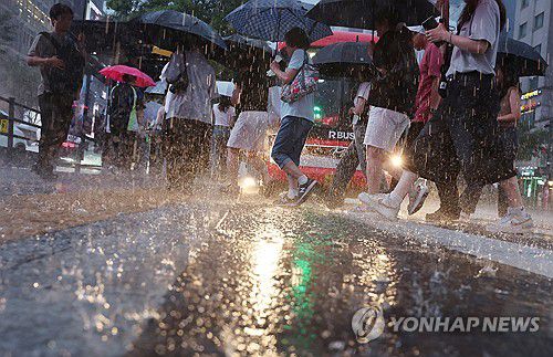 굵어지는 빗줄기(서울=연합뉴스) 이진욱 기자 = 비가 내리는 16일 서울 강남역 인근에서 시민들이 우산을 쓴 채 이동하고 있다. 이날 기상청은 중부지방과 호남을 중심으로 많은 비를 예보했다. 2025.7.16 cityboy@yna.co.kr