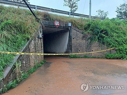 호우 특보, 충남 곳곳에서 침수 피해(당진=연합뉴스) 충남 서해안을 중심으로 강한 비가 내린 지난 16일 오후 호우주의보가 내려진 충남 당진시 송산면의 한 지하차도에서 차량 침수 신고가 접수돼 출입이 통제되고 있다. 2025.7.16 [충남 당진소방서 제공. 재판매 및 DB 금지] coolee@yna.co.kr