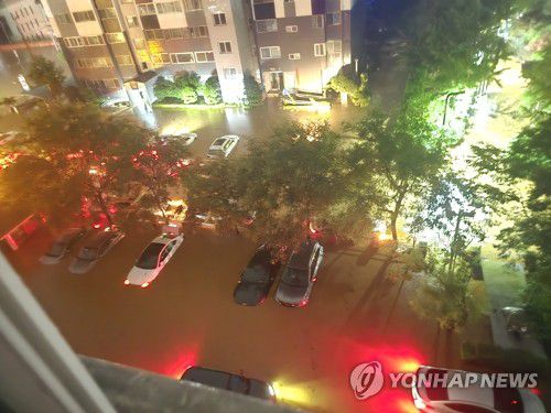 물에 잠겨버린 당진 아파트(당진=연합뉴스) 충남 서해안을 중심으로 강한 비가 내린 17일 새벽 충남 당진시 채운동의 한 아파트 단지가 폭우로 잠겨 있다. 2025.7.17 [독자 제공. 재판매 및 DB 금지] coolee@yna.co.kr