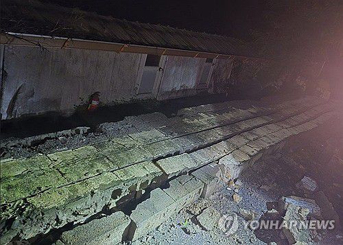 담장도 무너뜨린 빗줄기(영월=연합뉴스) 강원 내륙과 산지를 중심으로 많은 비가 내린 지난 16일 오후 영월군 상동읍 천평리 한 주택 담장이 무너져 있다. 2025.7.17 [강원특별자치도소방본부 제공. 재판매 및 DB 금지] taetae@yna.co.kr