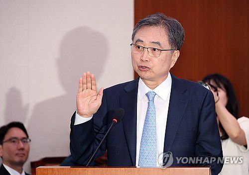 선서하는 조현 외교부 장관 후보자(서울=연합뉴스) 박동주 기자 = 조현 외교부 장관 후보자가 17일 서울 여의도 국회 외교통일위원회에서 열린 인사청문회에서 선서하고 있다. 2025.7.17 pdj6635@yna.co.kr