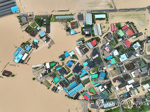 폭우로 마을 전체가 침수(예산=연합뉴스) 류영석 기자 = 17일 충남 예산군 삽교읍 용동3리 일대 마을이 폭우로 침수돼 있다. 2025.7.17 ondol@yna.co.kr