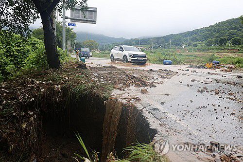 당진 집중호우로 유실된 도로(당진=연합뉴스) 이주형 기자 = 17일 오전 폭우가 쏟아진 충남 당진시 면천면의 한 도로가 유실돼있다. 전날부터 이날 오전 11시까지 당진시는 신평면에 376.5㎜의 폭우가 쏟아지는 등 집중호우가 내렸다. 2025.7.17 coolee@yna.co.kr