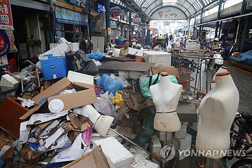집중호우로 아수라장 된 당진전통시장(당진=연합뉴스) 이주형 기자 = 17일 오전 집중호우로 침수된 충남 당진시 읍내동 당진전통시장에 피해를 본 집기류와 물품들이 가득하다. 전날 0시부터 이날 오전 11시까지 당진 신평의 누적 강수량이 376.5㎜를 기록하는 등 폭우가 쏟아졌다. 2025.7.17 coolee@yna.co.kr