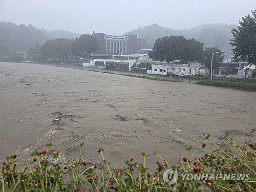 불어나는 영산강(담양=연합뉴스) 호우특보가 내린 17일 전남 담양군 향교교 인근에서 영산강이 불어나 있다. 2025.7.17 [담양군 제공. 재판매 및 DB 금지] iny@yna.co.kr