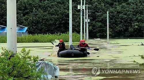 보트 타고 고립자 구조(공주=연합뉴스) 17일 공주시 사곡면에서 폭우에 고립된 주민을 소방당국이 보트를 타고 구조하고 있다. 인근 둑이 무너지면서 축사로 물이 들어와 고립된 상황이라고 충남소방본부는 전했다. 2025.7.17 [충남소방본부 제공. 재판매 및 DB 금지] soyun@yna.co.kr