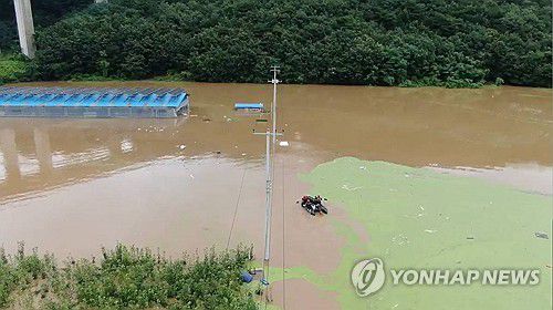 보트 타고 고립자 구조(공주=연합뉴스) 17일 공주시 사곡면에서 폭우에 고립된 주민을 소방당국이 보트를 타고 구조하고 있다. 인근 둑이 무너지면서 축사로 물이 들어와 고립된 상황이라고 충남소방본부는 전했다. 2025.7.17 [충남소방본부 제공. 재판매 및 DB 금지] soyun@yna.co.kr