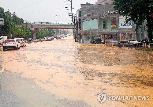 흙탕물 범벅된 광주 도로(광주=연합뉴스) 호우 특보가 발효된 17일 오후 광주 남구 송하동 한 공사 현장 인근 도로에 흙탕물이 고여 있다. 2025.7.17 [독자 제공. 재판매 및 DB 금지] daum@yna.co.kr