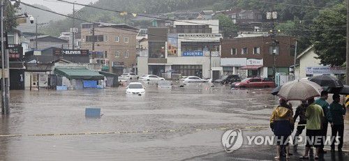 대구 북구 노곡동 침수 피해(대구=연합뉴스) 17일 대구 북구 노곡동 일대가 폭우로 침수돼 차들이 물에 잠겨 있다. 2025.7.17 [대구 북구 제공. 재판매 및 DB금지] hsb@yna.co.kr
