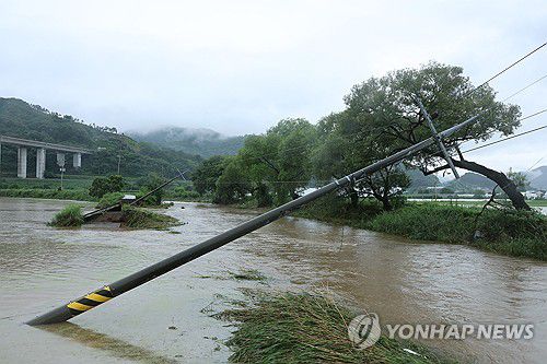 도로와 함께 위태롭게 내려앉은 전봇대(공주=연합뉴스) 강수환 기자 = 17일 오후 호우특보가 내려진 충남 공주시 사곡면에서 한 도로가 무너져 내렸고 전봇대가 위태롭게 쓰러져 있다. 2025.7.17 swan@yna.co.kr