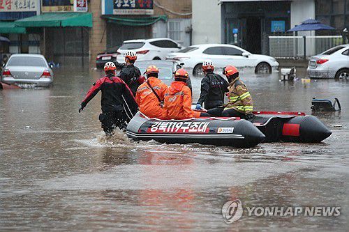 침수된 대구 북구서 수색하는 119구조대(대구=연합뉴스) 김현태 기자 = 17일 오후 대구 북구 노곡동에서 119구조대가 보트를 타고 인명 수색을 하고 있다. 이날 갑작스러운 폭우로 노곡동 일대가 침수됐다. 2025.7.17 mtkht@yna.co.kr