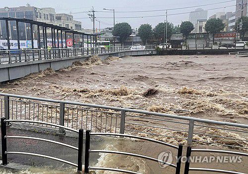 흙탕물 넘실거리는 광주천(광주=연합뉴스) 호우 특보가 발효된 17일 오후 광주 서구 양동 인근 광주천에서 흙탕물이 넘실거리고 있다. 2025.7.17 [광주 서구 제공. 재판매 및 DB 금지] daum@yna.co.kr