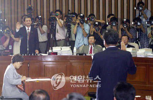 2000년 6월 26일 헌정사상 첫 국회 인사청문회에서 당시 이한동 총리서리가 선서하는 모습[연합뉴스 자료사진]