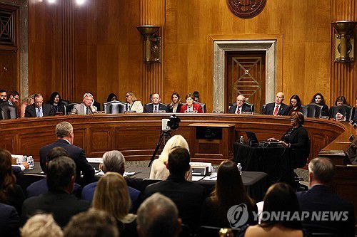 미국 상원 외교위원회 위원들이 7월 15일(현지시간) 워싱턴 D.C에서 열린 인준 청문회에서 유엔 주재 미국 대사로 지명된 마이클 왈츠 전 국가안보보좌관의 발언을 듣고 있다.[게티이미지 북미 연합뉴스 자료사진]
