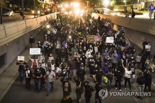 켄터키주 루이빌 도심을 행진하는 시위대[AP=연합뉴스]
