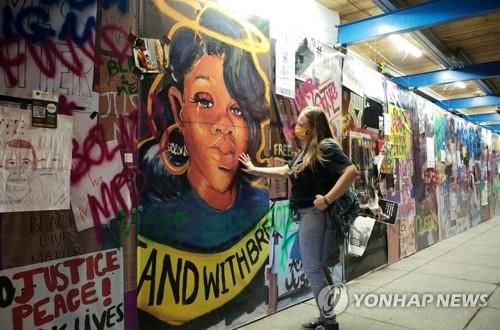 경찰 총기 피격 사망' 테일러 얼굴 벽화 어루만지는 미 여성(워싱턴 로이터=연합뉴스) 2020년 워싱턴DC의 '흑인 목숨도 소중하다 플라자'에서 한 여성이 테일러의 얼굴 모습이 담긴 벽화를 어루만지며 고인을 추모하는 모습.