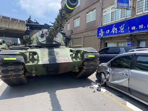 대만 한광훈련 중 타오위안시에서 발생한 전차와 승용차 충돌 사고[출처: 대만야후. 타오위안시 경찰국 제공]