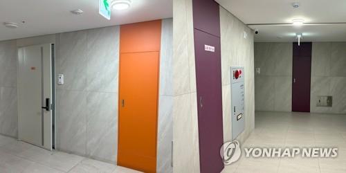 층마다 다르게 칠해진 복도 벽면(서울=연합뉴스) 최혜정 인턴기자 = 유니버설디자인하우스-장안 건물 내부 복도 벽면은 층마다 다른 색깔로 칠해져 있었다. 2025.7.18