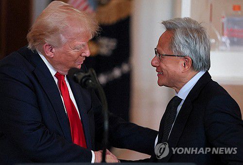 도널드 트럼프 대통령(왼쪽)과 젠슨 황 CEO 엔비디아 CEO[로이터 연합뉴스 자료사진. 재판매 및 DB 금지]