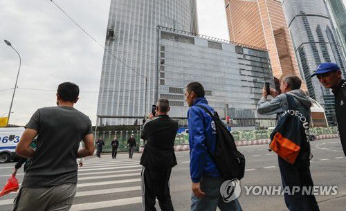 모스크바서 드론 충돌한 건물 사진 찍는 시민들(모스크바 EPA=연합뉴스) 지난 2023년 러시아 모스크바 시내 비즈니스 센터인 '모스크바 시티'에서 시민들이 드론(무인기) 공격을 받아 손상된 건물의 사진을 찍고 있다. 군 당국은 이날 모스크바를 향해 날아오던 3대의 우크라이나 드론 중 2대가 요격됐으며, 1대는 건설 중이던 건물과 충돌했다고 밝혔다. 2023.08.23 danh2023@yna.co.kr