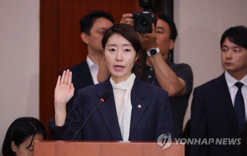 선서하는 강선우 여가부 장관 후보자강선우 여성가족부 장관 후보자가 7월 14일 서울 여의도 국회 여성가족위원회에서 열린 인사청문회에서 선서하고 있다.[연합뉴스 자료사진]