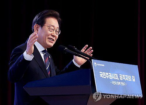이재명 대통령(진천=연합뉴스) 한상균 기자 = 이재명 대통령이 14일 충북 진천 국가공무원인재개발원에서 70기 5급 신임관리자과정 교육생들에게 '국민주권시대, 공직자의 길'을 주제로 특강을 하고 있다. 2025.7.14 xyz@yna.co.kr