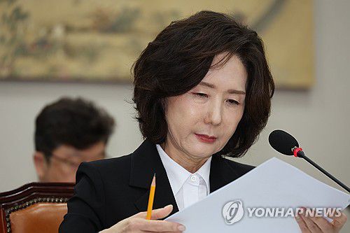 질의듣는 이진숙 후보자(서울=연합뉴스) 박동주 기자 = 이진숙 사회부총리 겸 교육부 장관 후보자가 16일 서울 여의도 국회 교육위원회에서 열린 인사청문회에서 의원 질의를 듣고 있다. 2025.7.16 pdj6635@yna.co.kr
