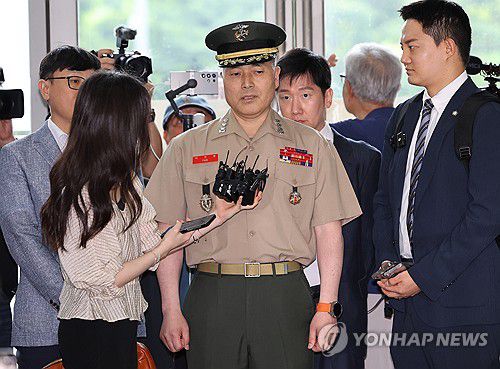 답변하는 박정훈 대령(서울=연합뉴스) 서명곤 기자 = 채상병 사망 사건 초동조사 당시 수사외압을 폭로했던 박정훈 해병대 수사단장(대령)이 지난 16일 서울 서초구 순직해병특검 사무실에 참고인 신분으로 출석하며 취재진의 질문에 답하고 있다. 2025.7.16 seephoto@yna.co.kr